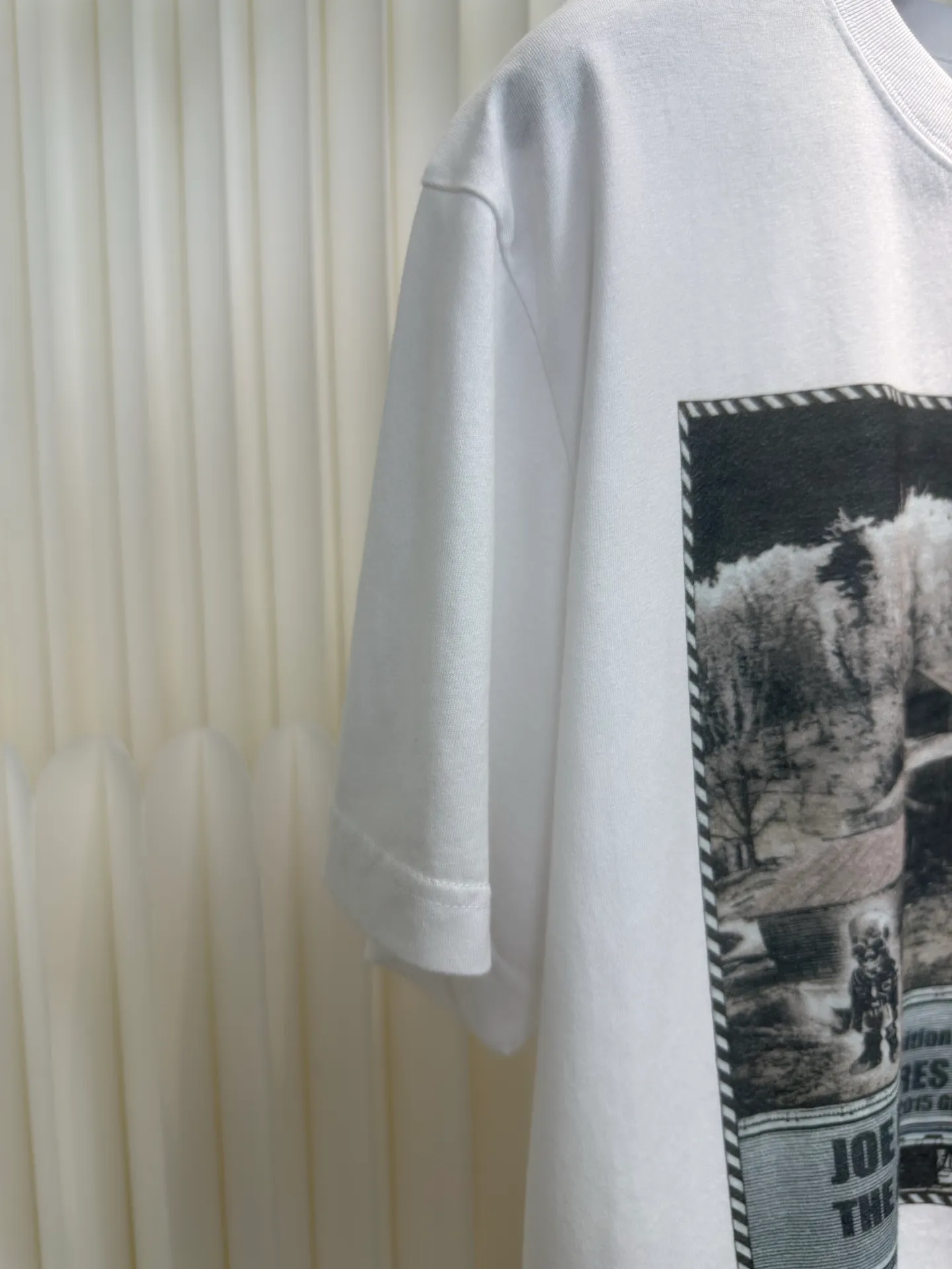 P250 Chrome Hear oil painting short sleeves. The fabric is made of 26-woven 200g cotton. The printing is digital printing. Customized accessories. Size S M L